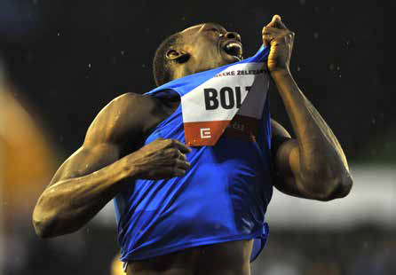 Usain Bolt - reakcia svetového a olympijského medailistu počas finišu svetových pretekov na 300 m v Ostrave 2010. AFP PHOTO/JOE KLAMAR