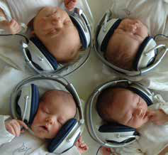 Novorodenci počúvajú klasiku, AFP PHOTO/JOE KLAMAR