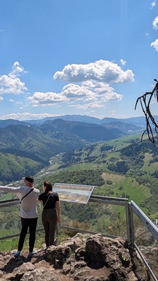 TIP na výlet - Výhliadka Sidorovo pri Vlkolínci↗️ 400m prevýšenie📍štart z Vlkolínca UNESCO⌛ 1,5 h trvanieMalinô Brdo, Veľká Fatra, Nízke Tatry, Liptovská kotlina či Vysoké Tatry ako na dlani. Vrch Sidorovo, týčiaci sa nad Vlkolíncom, ponúka úchvatný pohľad ako z vtáčej perspektívy.🕊️Tipy na trase: 🍽️ @vlkolinecrestaurant☕ @ujezibabky🐖🐇🐐 @minifarmasidorovo🏛️ @visitvlkolinec UNESCONávštevu vyhliadky môžete spojiť aj s návštevou podhorskej osady, ktorá vám predstaví, ako sa na Liptove žilo kedysi cez zaujímavé expozície alebo aj premietanie filmov natáčaným v tejto lokalite.  Viac na @visitvlkolinec. Na Sidorovo sa môžeš dostať hneď z troch rôznych smerov. Jedna z možností je vyraziť z Kalvárie nad Ružomberkom @visitruzomberok  a na Sidorovo tak prísť zo severnej strany. Turistická trasa na vrchol vedie i zo známej lokality @malino_brdo_official  a zo samotného Vlkolínca. My sme sa vybrali tou poslednou variantou, výstup k vyhliadke trvá asi 1 hodinu 20 minút. Trasa  nie je náročná, no v druhej časti cesty je stúpanie strmšie, odporúčame pevnú 🥾.Chceš vedieť viac? Napíš do komentára a radi odpovieme..✍️viac tipov na výlety na visitliptov.skS finančnou podporou @ministerstvo_cest_ruchu_sportu