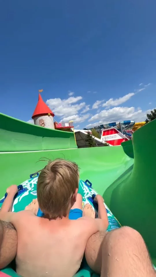 Keď letíš tobogánom a adrenalín stúpa rýchlejšie než voda pod tebou!Liptov #TrebaZazit#VisitLiptov #liptov 🎥 • @tatralandia POV: Keď letíš tobogánom a adrenalín stúpa rýchlejšie než voda pod tebou! 😎Aj takéto jazdy na nafukovačke si môžeš užívať zas a znova – bez limitov, vďaka AQUASEZÓNKE!🫶Nech je leto alebo zima, tobogány, bazény aj relax v tropickom raji sú tvoje kedykoľvek.Jedna karta, nekonečne zážitkov.Zober kamošov, rodinu alebo len seba a zaži to na vlastnej koži.Aquasezónka = voda, zábava, pohoda. Už ju máš?#tatralandia #aquapark #tobogany #vodnypark
