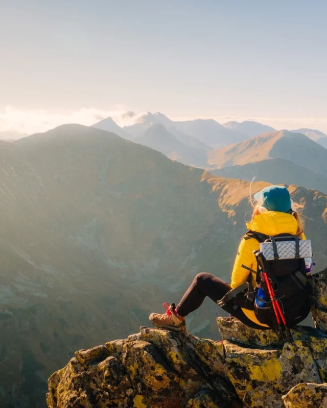Jarné prechádzky na Liptove sú jedny z najkrajších. 👌 Vyber sa 𝟭𝟳. 𝗺𝗮́𝗷𝗮 na Liptov, ráno vybehni na turistiku či prechádzku po liptovských dolinách a popoludní sa zastav na 🚣🏽‍♀️ 𝗽𝗿𝘃𝗼𝗺 𝘃𝗲𝗹̌𝘁𝗿𝗵𝘂 𝗼𝘂𝘁𝗱𝗼𝗼𝗿𝗼𝘃𝘆́𝗰𝗵 𝗮𝗸𝘁𝗶𝘃𝗶́𝘁 𝗻𝗮 𝗟𝗶𝗽𝘁𝗼𝘃𝗲 - 𝗢𝘂𝘁𝗱𝗼𝗼𝗿𝗸𝗼𝗺𝗽𝗹𝗲𝘅 v @liptovskymikulas_mesto 🚵🏼. Čakajú ťa prednášky, outdoorové trendy a množstvo vystavovateľov destinácii či outdoorového vybavenia ⛷️.Viac info v evente @outdoorkomplex Tipy na turistiku 👇www.visitliptov.sk/turistika (nezabudni si skontrolovať zimnú uzáveru a poisti sa na hory)@horsky_uzol @lavinova_sobota @outdoorkomplex #VisitLiptov #TrebaZazit