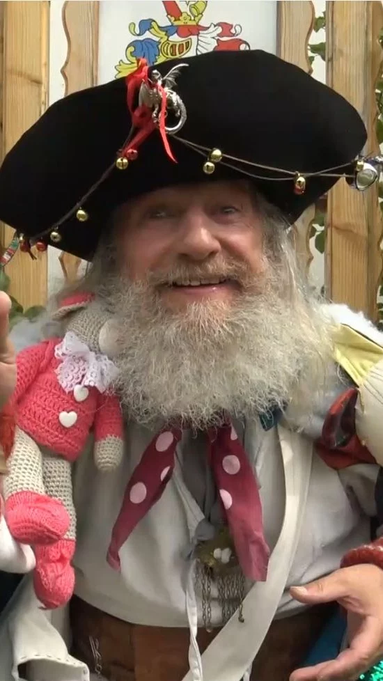 Pozor, pozor! Letné prázdniny sa blížia a s nimi aj obľúbený rodinný festival ZA7HORAMi, ktorý bude prvýkrát aj s medzinárodnou účasťou. Baľte kufre, ruksaky, rezervujte dovolenky, tento rok to bude opäť skvelá zábava. Začíname už 27. júna, tak šup, nech to stihnete. Dedo Miro už na vás čaká a s ním aj kopec umelcov, atrakcií a aktivít pre veľkých aj malých.Tešíme sa na vás už čoskoro na Liptove :-8. ročník podujatia ZA7HORAMi bude opäť nabitý rozprávkami! Počas dvoch víkendov na rôznych miestach v Liptove si užijete najväčší a najkrajší rodinný festival na Slovensku.@festivalza_7horami viac na visitliptov.sk/podujatie/za-7-horami-2025/