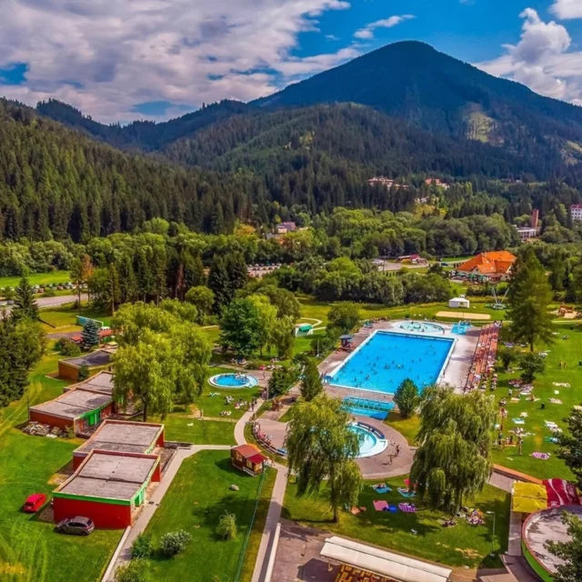🌊👙🏊‍♀️ 𝗞𝘂́𝗽𝗮𝗹𝗶𝘀𝗸𝗼 𝗧𝗲𝗿𝗺𝗮𝗹 𝗿𝗮𝗷 𝘃 𝗟𝗶𝗽𝘁𝗼𝘃𝘀𝗸𝗼𝗺 𝗝𝗮́𝗻𝗲 𝗼𝘁𝘃orilo 𝘀𝘃𝗼𝗷𝗲 𝗯𝗿𝗮́𝗻𝘆!Vyraz s deťmi na kúpalisko 🤩 Nezabudni, že s #LiptovRegionCard máte 10% zľavu na vstup. Viac o kúpalisku a cenník Termal raj nájdeš na 👇www.visitliptov.sk/zaujimavosti/letne-termalne-kupalisko